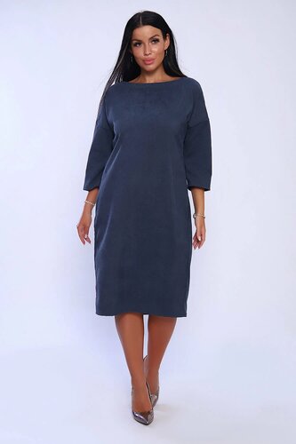 Женское тёмно-серое платье длиной до колена, прямой крой, модель в полный рост на нейтральном фоне в рекламной съёмке