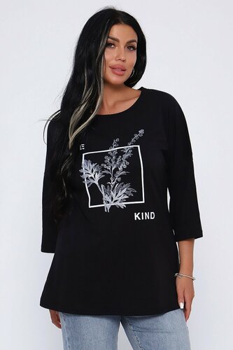 Чёрная стильная туника с принтом на груди, свободный крой, модель позирует в пол-оборота на белом фоне в рекламной съёмке