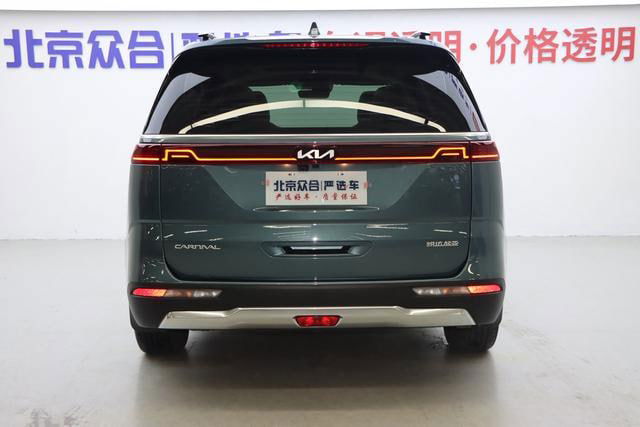 Kia Carnival — вид сзади, запечатлены задние фонари и багажная дверь, фото подчёркивает состояние кузова и элементы подсветки.