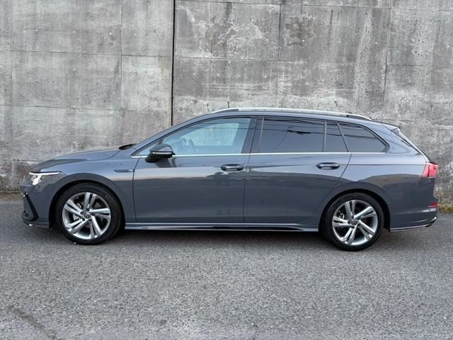 Продольный профиль Volkswagen Golf 2021 серого цвета, вид сбоку на стоянке: двери, зеркала и линия крыши чётко видны, легкосплавные диски и ровный кузов.