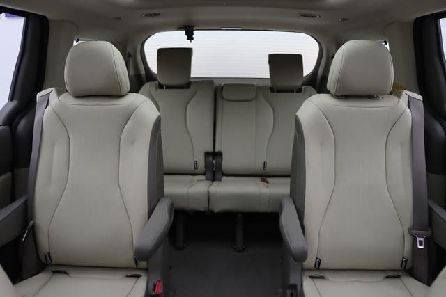 Интерьер Kia Carnival — второй и третий ряд сидений, светлый тканевый обив, обзор посадочных мест и общего состояния салона для объявления.