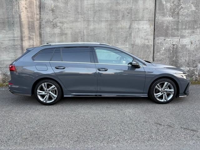 Другой боковой ракурс Volkswagen Golf 2021 (гибрид), серый кузов, контуры порогов и дверей, чёткая линия крыши и сохранность ЛКП видно на фото.