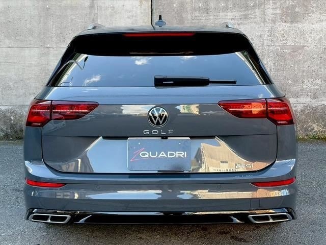 Вид сзади Volkswagen Golf 2021: универсал серого цвета, задние фонари, бампер и декоративные элементы на задней части кузова, на номерной рамке логотип QUADRI.