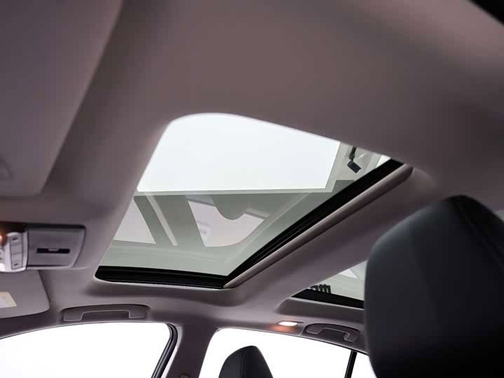 Панорамная крыша (люк) Nissan Altima (Teana) 2023 — световой проем в крыше автомобиля, вид из салона на стеклянную секцию.