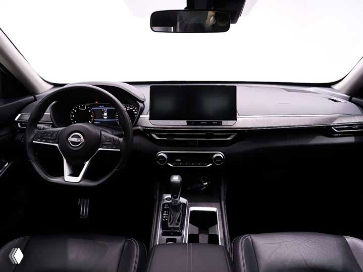 Салон Nissan Altima (Teana) 2023: панель приборов, большой центральный дисплей, руль и центральный тоннель в интерьере.