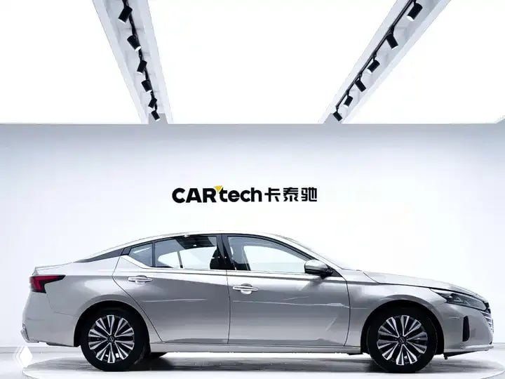 Длинный боковой ракурс Nissan Altima (Teana) 2023 на белом фоне с логотипом CARtech — демонстрация силуэта и геометрии кузова.