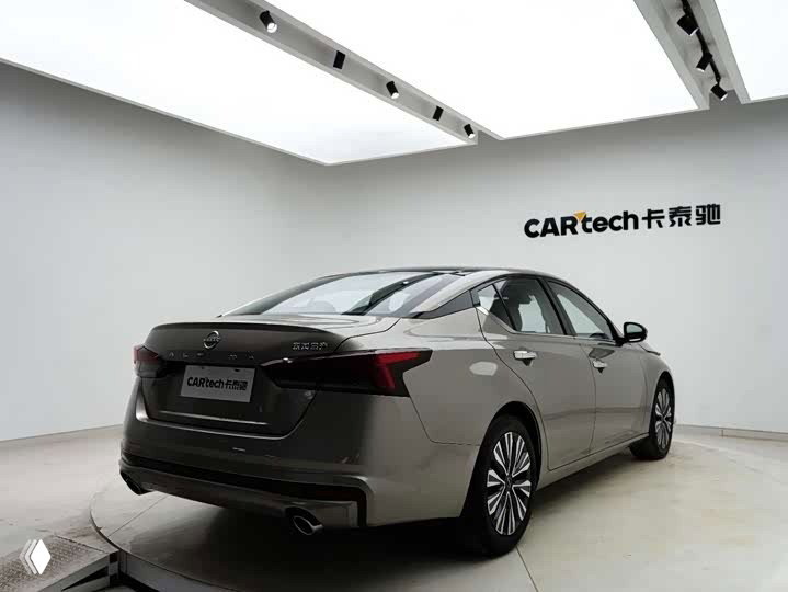 Задняя часть Nissan Altima (Teana) 2023 в студийном освещении: задние фонари, бампер и дизайн багажника на белом фоне.