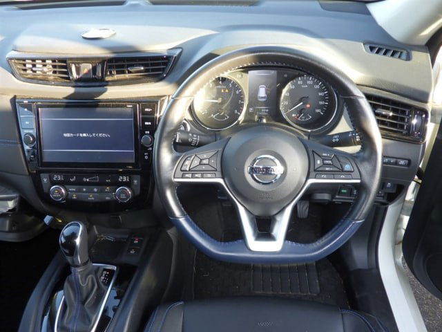 Интерьер Nissan X‑Trail Autech: рулевое колесо, панель приборов, мультимедийный экран, селектор коробки передач и чёрная отделка торпедо.