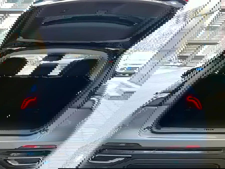 Открытый багажник Lincoln Nautilus II показывает объём грузового отсека и форму проёма багажника на городской стоянке