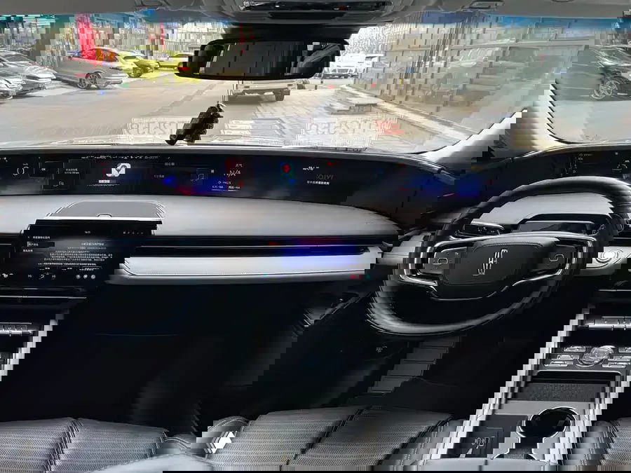 Салон Lincoln Nautilus II: панорамная приборная панель с широким дисплеем и центральный тачскрин, вид на руль и консоль