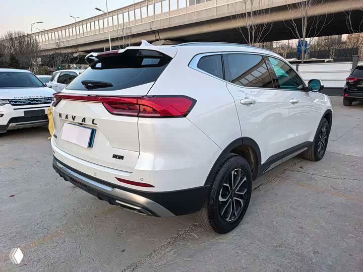 Белый Haval H6, боковой трёхчетвертной ракурс: видно очертания кузова, колёсные диски и профиль крыши возле заднего стекла.