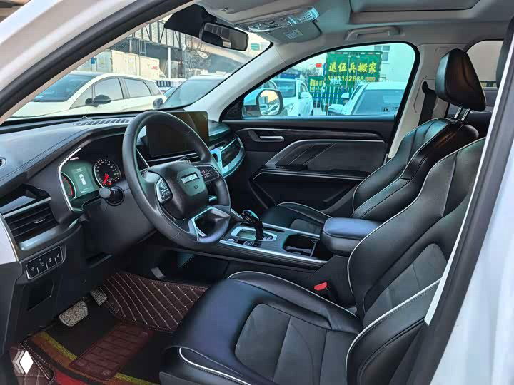 Салон Haval H6: вид на водительское место, руль, комбинацию приборов и переднюю панель с мультимедийным экраном.