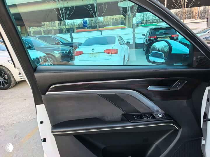 Деталь дверной панели Haval H6: элементы отделки, кнопки управления стеклоподъёмниками и подлокотник на передней двери.