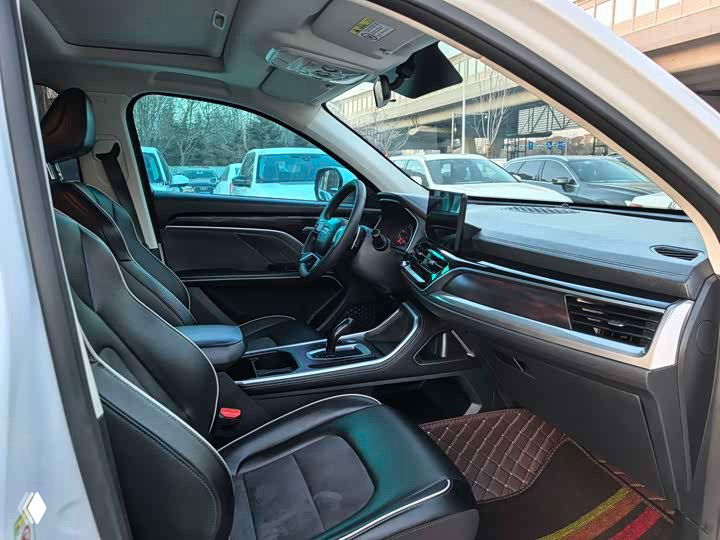 Вид салона Haval H6 со стороны передней двери: передние кресла, боковой профиль приборной панели и общая эргономика салона.