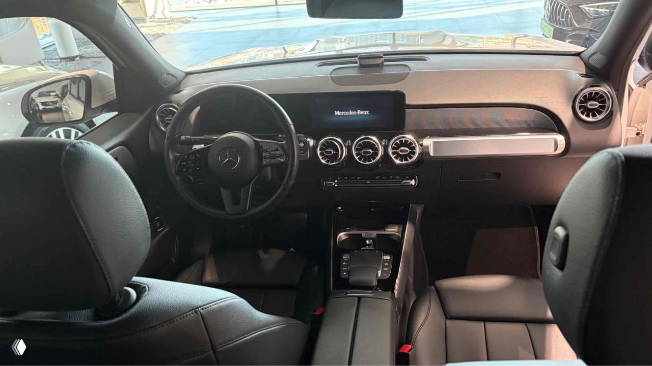 Салон Mercedes‑Benz GLB‑Class 2021: центральная консоль, руль и дисплей; фото интерьера из дилерского зала демонстрирует состояние сидений и панелей.