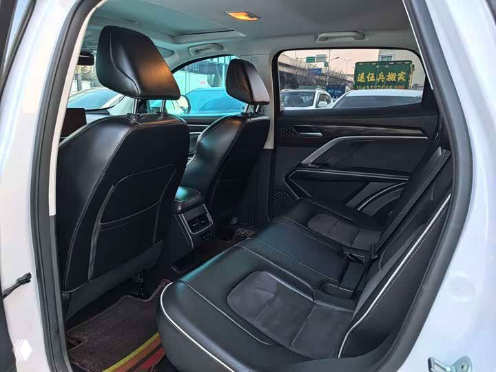 Задний ряд сидений Haval H6: кожаная отделка, пространство для ног и общий вид задней части салона с поднятой спинкой.