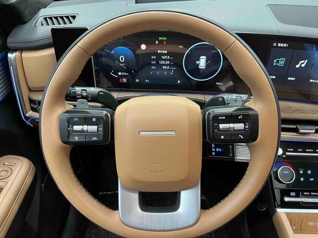 Рулевое колесо и цифровая приборная панель Hyundai Santa Fe 2024, чёткое изображение кнопок управления на колесе и мультимедийного интерфейса.