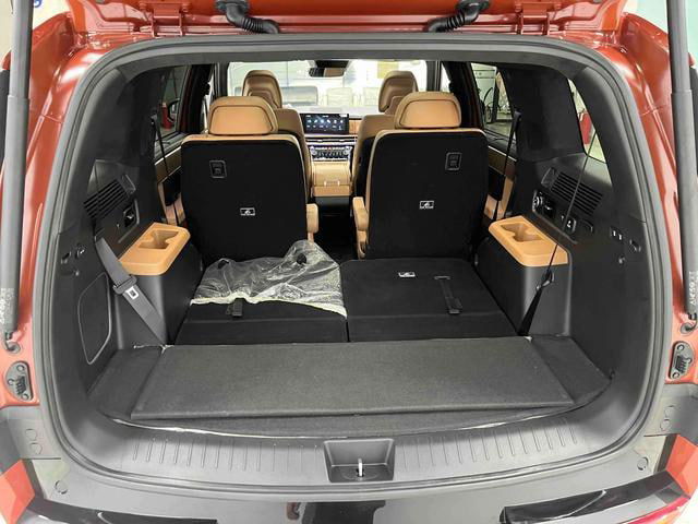 Багажное отделение Hyundai Santa Fe 2024 с частично сложенными задними сиденьями, видна грузовая платформа и объём багажника в демонстрационном образце.