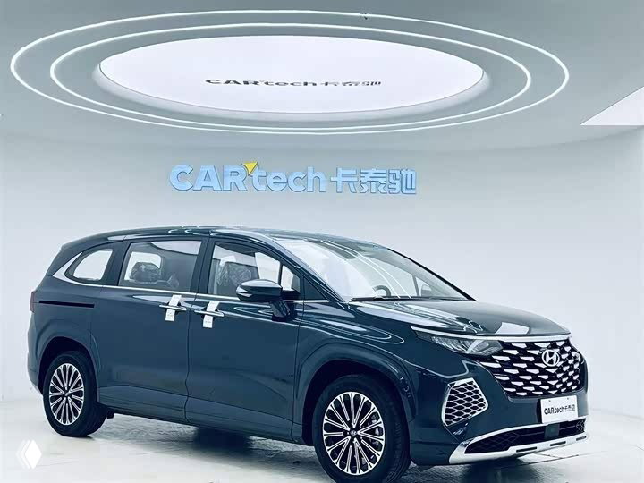 Hyundai Custo 2025 в салоне: профильный вид со стороны, заметны диски колёс, боковые окна и линии крыши на светлом фоне.