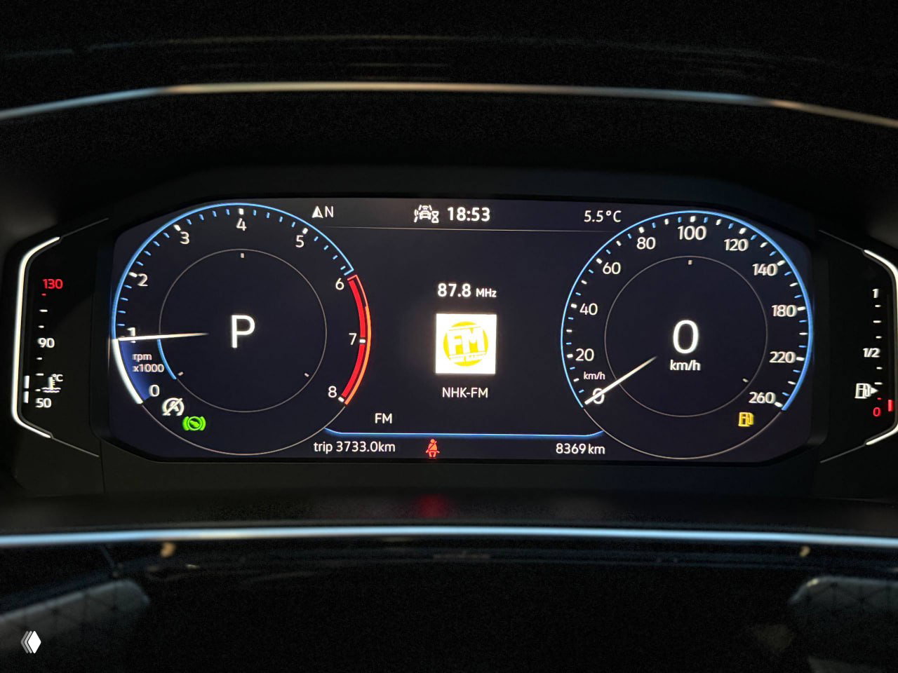 Интерьер Volkswagen T‑Cross: руль с эмблемой VW, цифровая приборная панель и посадочные места водителя и пассажира, салон в хорошем состоянии.