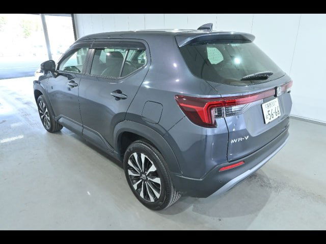 Honda WR‑V 2024, ракурс сзади‑правого борта; показаны линии крыла, задний бампер и колёса, отсутствие явных повреждений.