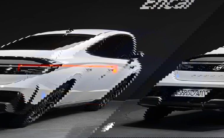 Белая Hyundai Sonata (Inspiration) 2024 — вид сзади на тёмном фоне, заметна светодиодная задняя оптика, багажник и стильный бампер.