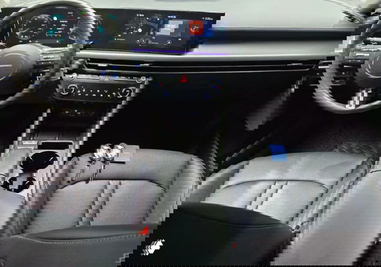 Салон Hyundai Sonata (Inspiration): центральная консоль, большой экран мультимедиа, руль и передние сиденья — современная компоновка панели.