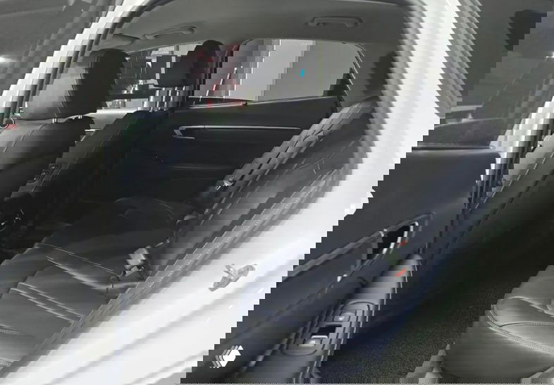 Задний ряд салона Hyundai Sonata (Inspiration) — тёмная отделка, кожаные сиденья, помещение для ног и дверные панели на снимке.