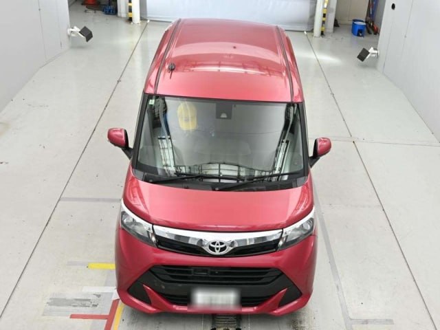 Вид сверху спереди на Toyota Tank 2018 — капот, лобовое стекло и зеркала в аукционной фотозоне; снимок для проверки геометрии и дефектов ЛКП.