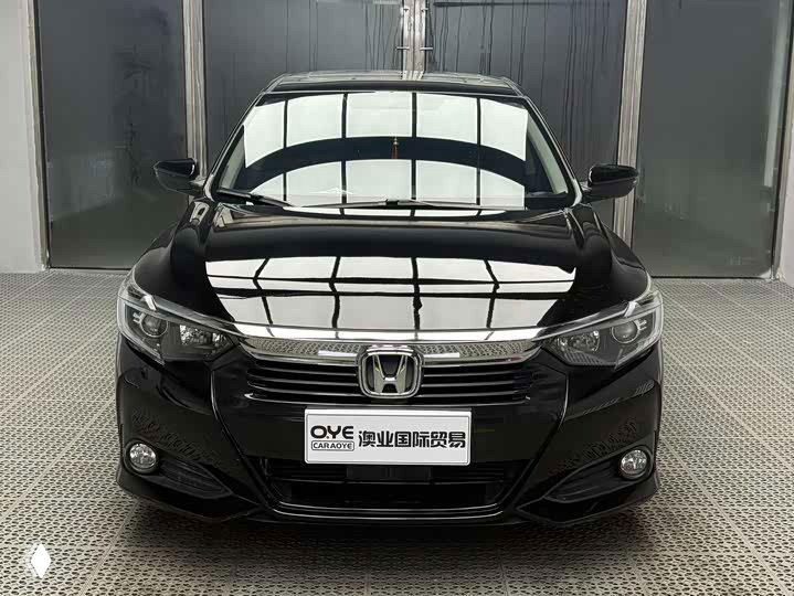 Фронтальный крупный план Honda Crider 2021 в чёрном цвете: решётка, фары и передний бампер сняты в хорошо освещённом сервисном боксе дилера.