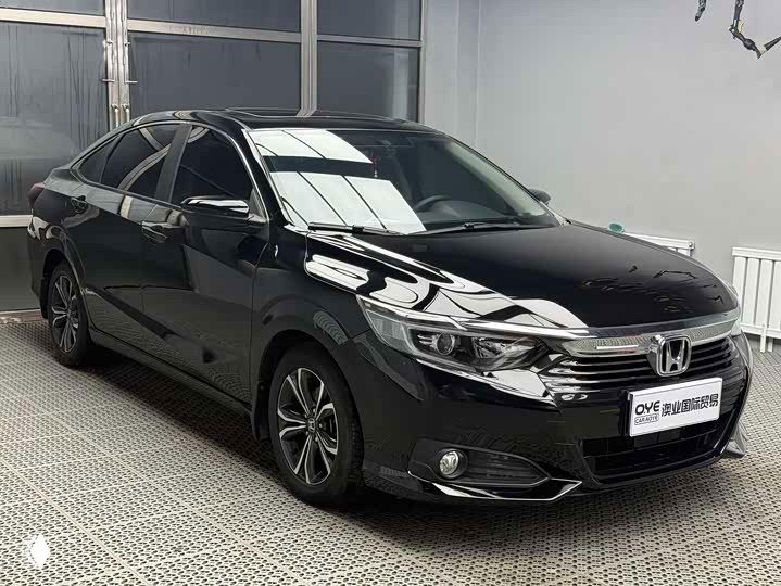 Чёрный Honda Crider 2021 — вид спереди слева, автомобиль в дилерском помещении; заметна заводская краска и колёсные диски оригинального дизайна.