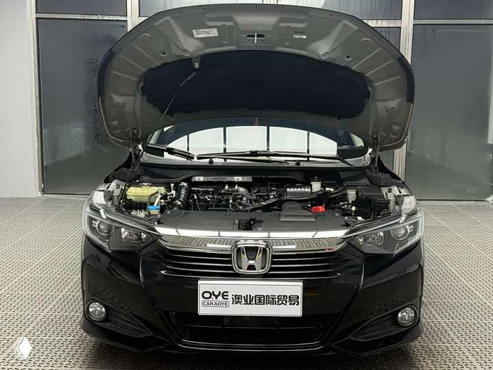 Моторный отсек Honda Crider 2021 с поднятым капотом в дилерском боксе; видны основные агрегаты двигателя и чистая рабочая зона сервиса.