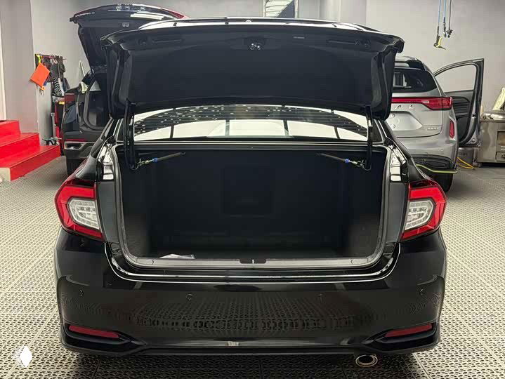 Открытый багажник Honda Crider 2021 — вид в торец: ровное покрытие багажника, достаточный объём и отсутствие грубых повреждений или пятен.