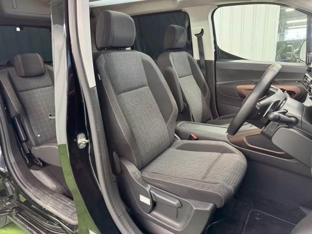 Передние сиденья и рулевая панель Peugeot Rifter 2023, тканевая обивка, общее состояние салона видно на фотографии крупным планом