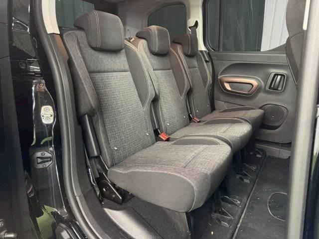 Второй ряд сидений Peugeot Rifter 2023: три отдельных посадочных места с тканевой отделкой, ремни безопасности и пол салона