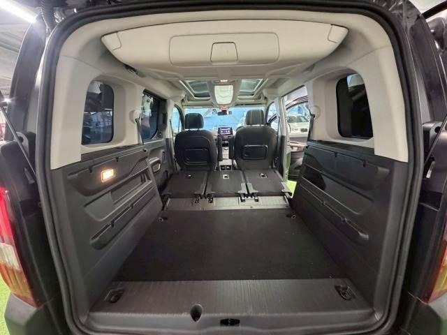 Большой багажный отсек Peugeot Rifter 2023 с убранными задними сиденьями, ровная площадка и вид на переднюю панель из задней части салона