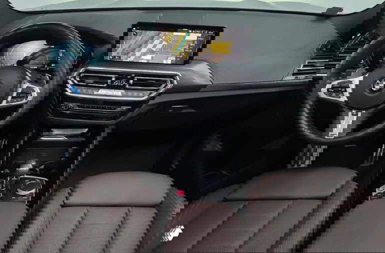 Салон BMW X3 M Sport: панель приборов, мультимедиа экран и руль M Sport — крупный план приборной панели и центральной консоли.