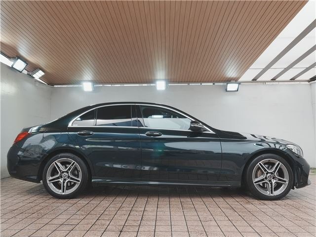 Боковой профиль Mercedes C‑Class (2019) — вид слева: ровная линия крыши, двери, диски и состояние лакокрасочного покрытия на стоянке.