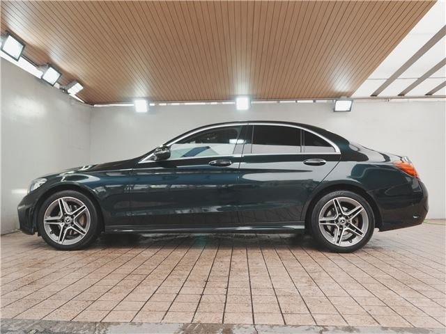 Боковой профиль с другой стороны Mercedes C‑Class 2019 — демонстрация состояния боковин, дверей и колёс, общий вид кузова в боксе.