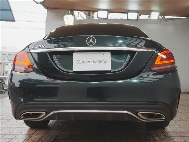 Фото кормы Mercedes C‑Class 2019 — задняя оптика, эмблема Mercedes-Benz, шильдик модели и вид заднего бампера с выхлопными насадками.