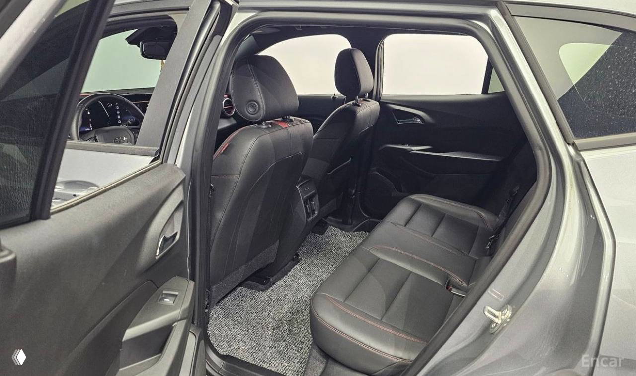 Фотография задних сидений Chevrolet Trax RS: трёхместный диван, пространство для ног и обшивка сидений — оценка комфорта заднего ряда.