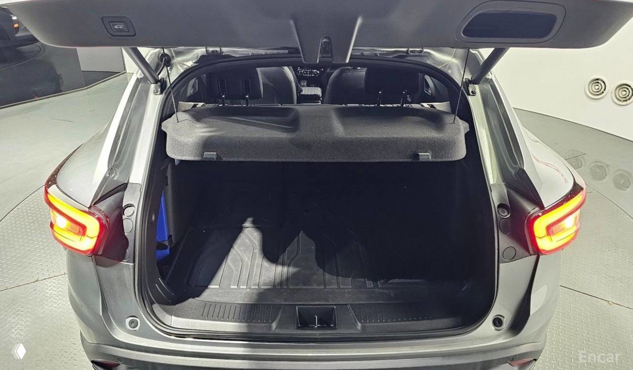 Открытый багажник Chevrolet Trax RS: видна полезная глубина грузового отсека, полик и общий объём для перевозки поклажи в городском кроссовере.