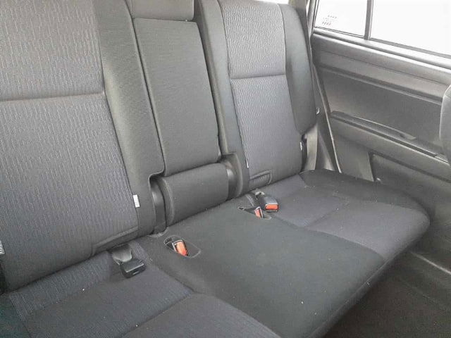 Тёмная тканевая обивка заднего ряда Toyota Corolla Fielder 2016 — фото сидений и ремней безопасности, аккуратный салон без видимых износов.