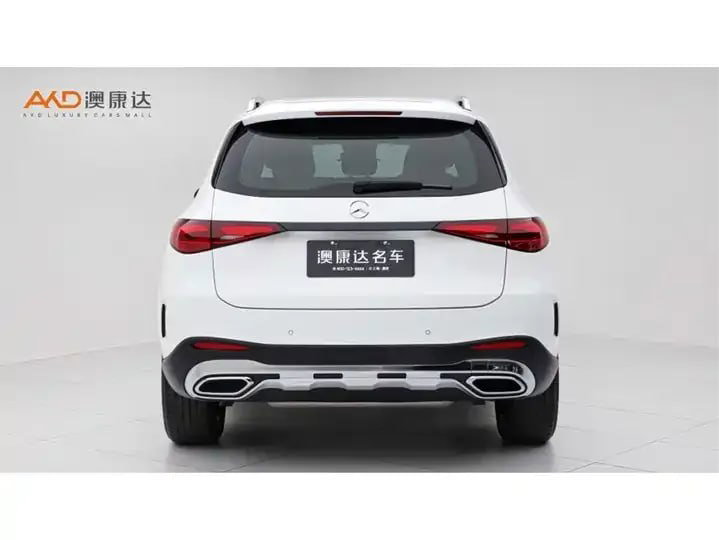 Белый Mercedes‑Benz GLC 300 L 4MATIC, вид сзади в студии на белом фоне, видны задние фары, багажная дверь и декоративные элементы бампера.