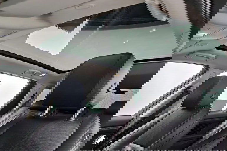 Панорамная крыша и задние кожаные кресла Land Rover Discovery Sport: обзор потолка, люка и пространства салона со стороны задних сидений.