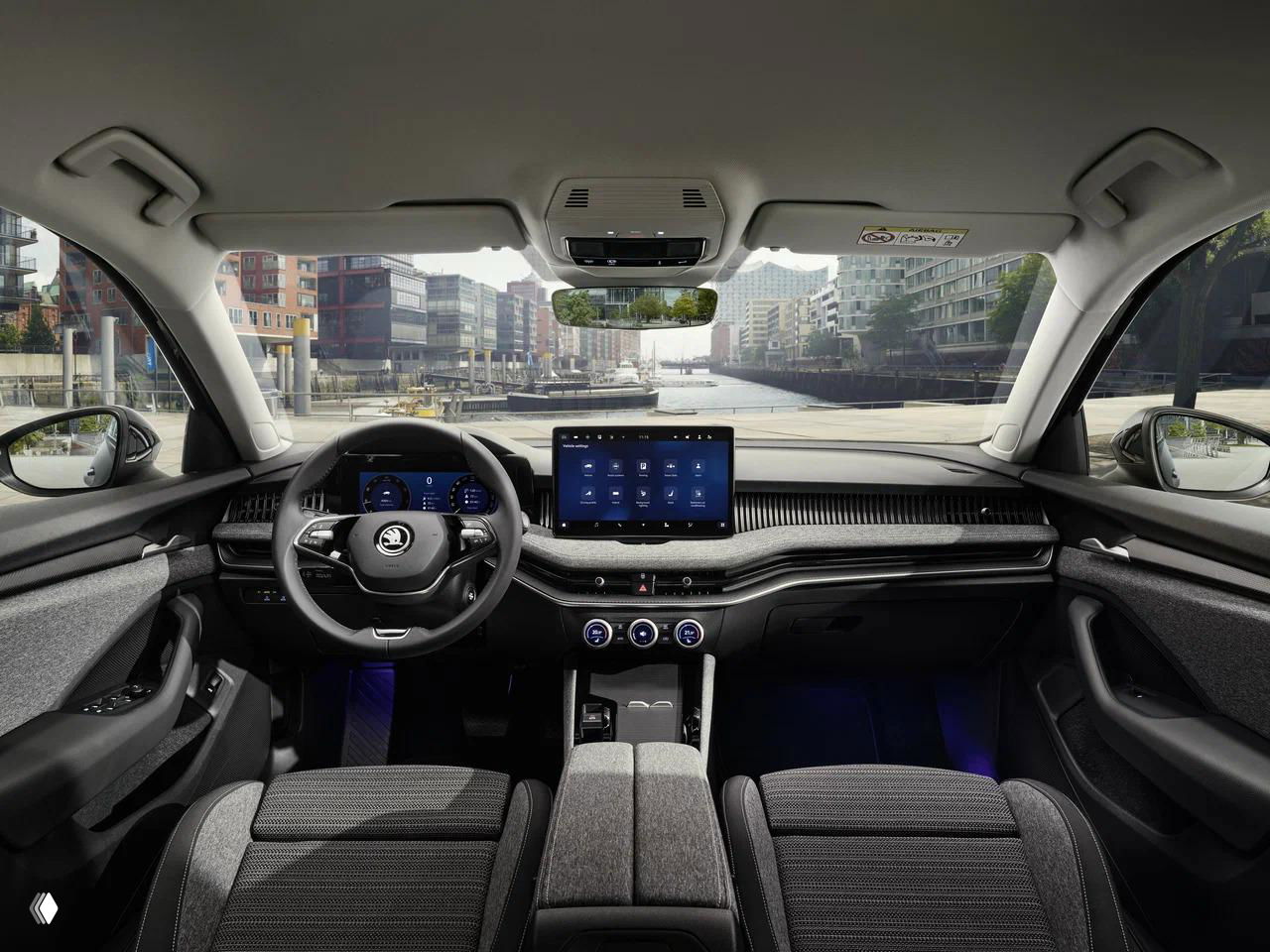 Интерьер Škoda Superb: широкий обзор панели, цифровая приборная панель и центральный сенсорный дисплей в спокойной компоновке