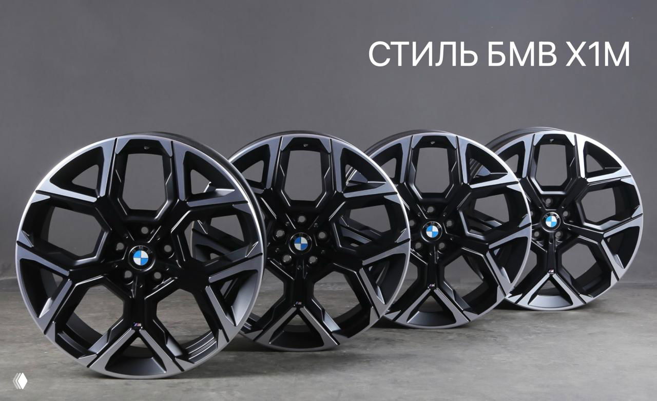 Чёрные полированные диски в стиле BMW X1 M, четыре штуки выстроены на нейтральном фоне — демонстрация заводского M-стиля дисков.