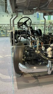 Часть шасси и рулевое управление автомобиля на экспозиции музея Toyota, видна передняя подвеска, рама и конструктивные элементы.