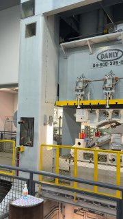 Промышленный пресс и крупное штамповочное оборудование в музее Toyota, демонстрация реального производства и технологических мощностей компании.