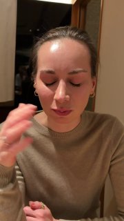 Снимок человека за столом в ресторане, закрыты глаза и выражение лица словно реакция на вкус блюда — персональная эмоция от дегустации.